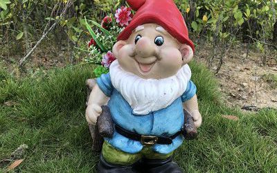 景區公園里擺放的一個戴帽的玻璃鋼彩繪卡通藍精靈雕塑