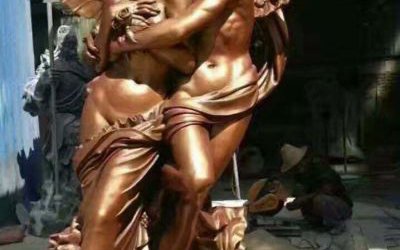 海邊景區(qū)擺放玻璃鋼仿銅西方人物雕塑