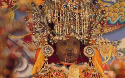 寺廟景區(qū)擺放玻璃鋼彩繪女?huà)z娘娘雕塑