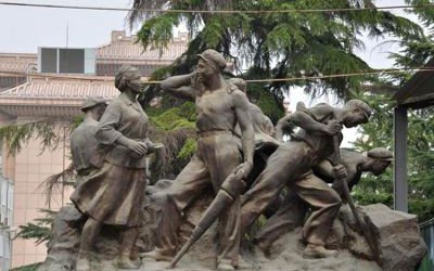 廣場擺放八路軍玻璃鋼仿銅人物校園雕塑