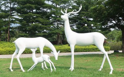 草坪里一家三口玻璃鋼白色梅花鹿雕塑