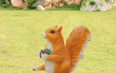 公園擺放一只抱著松子的仿真玻璃鋼松鼠雕塑