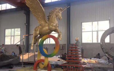 廣場上擺放的玻璃鋼仿銅創(chuàng)意飛馬雕塑