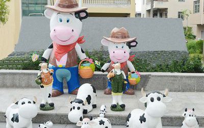 商場(chǎng)室內(nèi)擺件多只卡通玻璃鋼奶牛雕塑