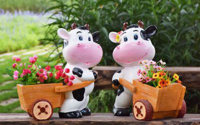 花園玻璃鋼彩繪推著小車的奶牛雕塑