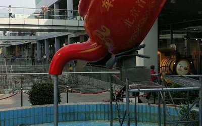景區(qū)池塘創(chuàng)意玻璃鋼紅色天壺雕塑