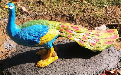 公園里一只玻璃鋼彩繪仿真動(dòng)物孔雀雕塑