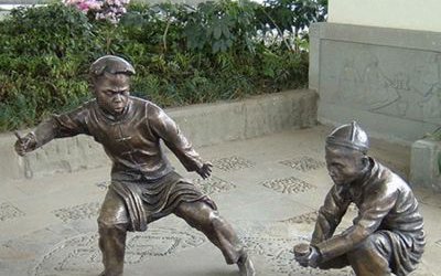 景區公園擺放打陀螺的兒童玻璃鋼仿銅雕塑