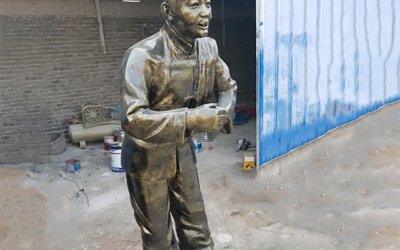 飯店門口店小二作揖迎客玻璃鋼仿銅雕塑