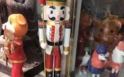 商場(chǎng)擺放玻璃鋼卡通迎賓人物雕塑