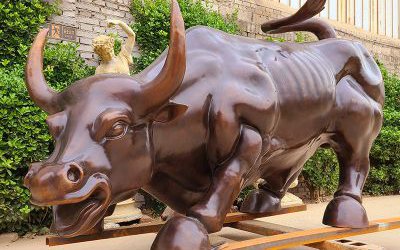 公園里擺放的玻璃鋼仿銅華爾街牛雕塑