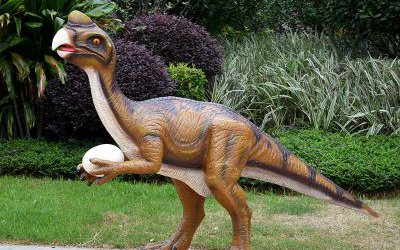 戶外玻璃鋼仿真動物拿蛋的恐龍雕塑