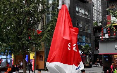 廣場街道創(chuàng)意玻璃鋼手拿購物袋雕塑