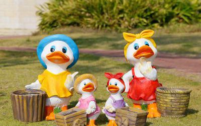 戶外草坪玻璃鋼卡通彩繪鴨子雕塑