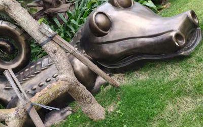 草地擺放的玻璃鋼仿銅創(chuàng)意鱷魚雕塑