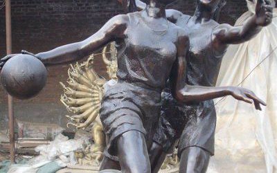 景區景觀創意玻璃鋼仿銅打籃球的人物雕塑