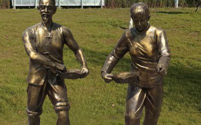 農場村莊古人玻璃鋼仿銅春耕人物雕塑