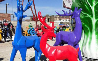 公園廣場(chǎng)創(chuàng)意玻璃鋼彩繪幾何鹿雕塑