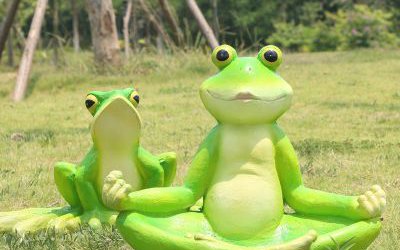 草坪玻璃鋼創(chuàng)意卡通青蛙雕塑