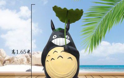 戶外玻璃鋼卡通手拿葉子的龍貓雕塑