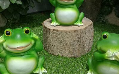 景區(qū)公園擺放的玻璃鋼卡通青蛙雕塑