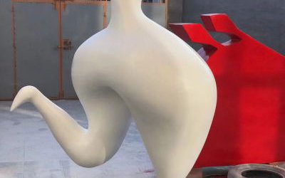 景區(qū)擺放的玻璃鋼抽象藝術(shù)跳舞人物雕塑