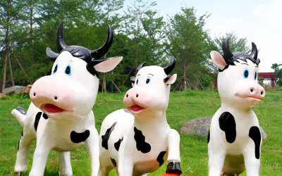 戶外草坪玻璃鋼卡通彩繪奶牛雕塑