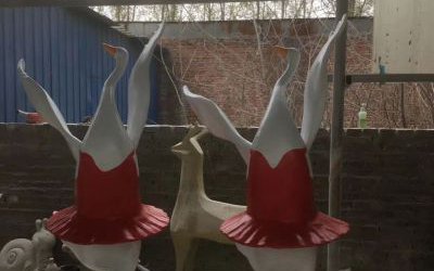 景區(qū)創(chuàng)意個性玻璃鋼跳舞中的白天鵝雕塑