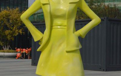 城市街道創意玻璃鋼黃色站立的女人雕塑