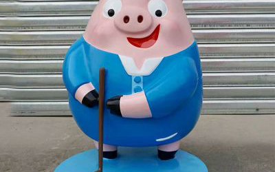 景區一只打高爾夫的玻璃鋼彩繪卡通豬雕塑