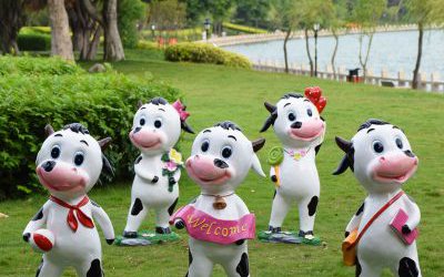 游樂(lè)場(chǎng)動(dòng)物園玻璃鋼卡通創(chuàng)意站立的奶牛雕塑