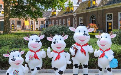 商場(chǎng)玻璃鋼樹(shù)脂卡通彩繪奶牛雕塑