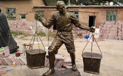 公園傳統民俗文化玻璃鋼仿銅挑糧食的人物雕塑