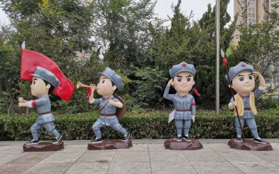 戶(hù)外廣場(chǎng)創(chuàng)意玻璃鋼卡通園林裝飾品美陳擺件小紅軍雕塑