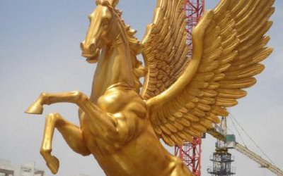 廣場(chǎng)上擺放玻璃鋼漆金飛馬雕塑