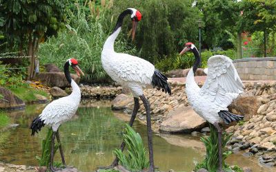 玻璃鋼彩繪仿真動物景觀裝飾品池塘邊上的丹頂鶴雕塑