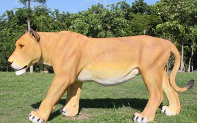 戶外草坪玻璃鋼仿真動物行走的獅子雕塑