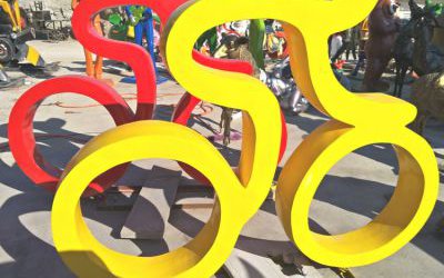 玻璃鋼彩繪抽象人物騎車雕塑單車賽車戶外運(yùn)動(dòng)雕塑