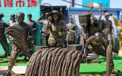 廣場在田地收麥子干農(nóng)活的農(nóng)耕人物玻璃鋼仿銅雕塑