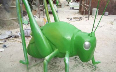 公園擺放的玻璃鋼噴漆創(chuàng)意蚱蜢雕塑