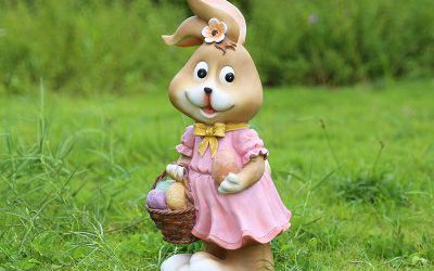 草坪一只提籃子的玻璃鋼卡通兔子雕塑