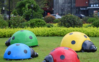 公園里擺放的四只爬行的玻璃鋼彩繪七星瓢蟲雕塑