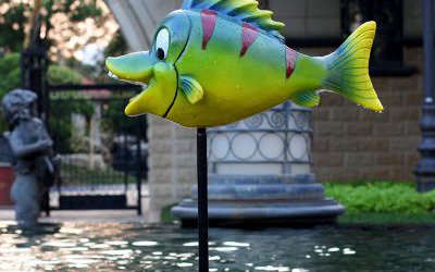 池塘一只綠色的玻璃鋼卡通魚(yú)雕塑