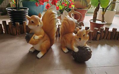 花園兩只玩耍的玻璃鋼卡通松鼠雕塑