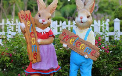 公園裝飾兩只玻璃鋼卡通兔子雕塑