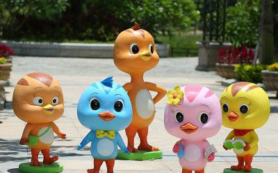 花園里玻璃鋼卡通動畫片萌雞小隊雕塑