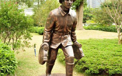 景區玻璃鋼仿銅的八路軍戰士雕塑