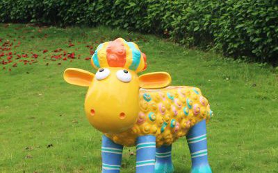 幼兒園玻璃鋼卡通彩繪肖恩羊雕塑