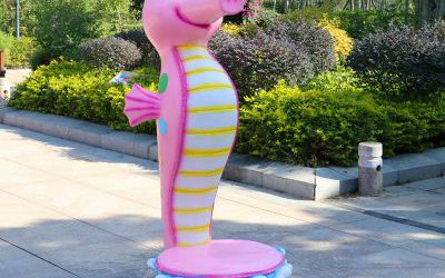 創(chuàng)意商場(chǎng)美陳擺件玻璃鋼卡通海馬雕塑