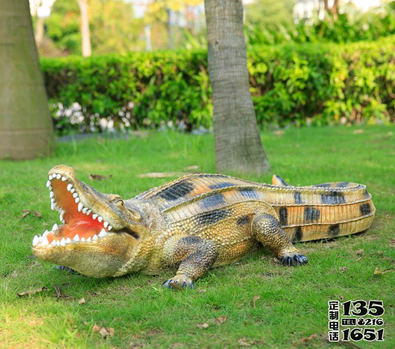 公園草地?cái)[放的張嘴的玻璃鋼仿真彩繪鱷魚(yú)雕塑
